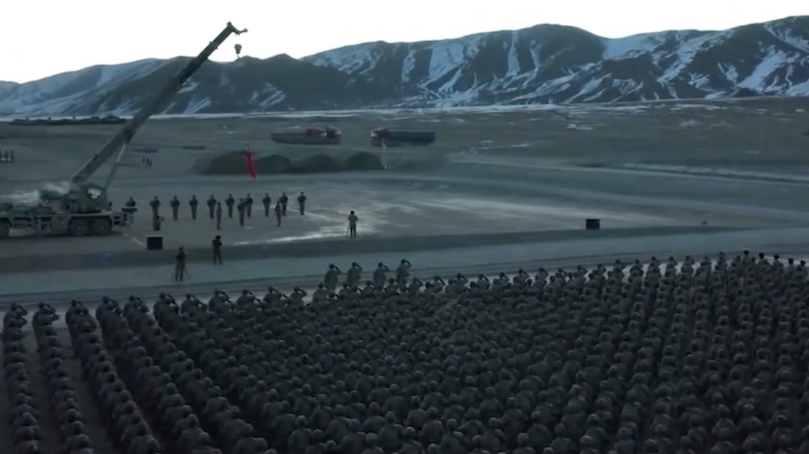 边防战士用吊车升起五星红旗