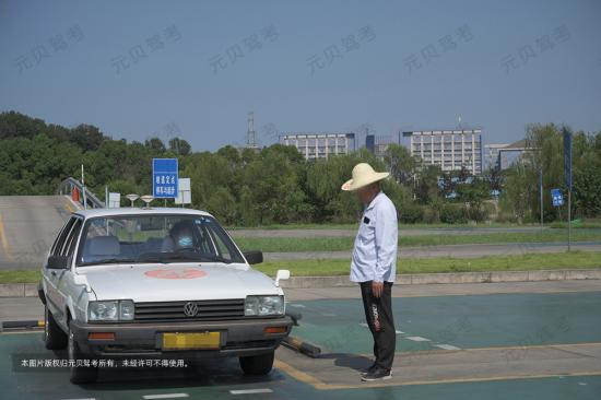 驾校报名费一般多少钱啊（考驾照费用明细）