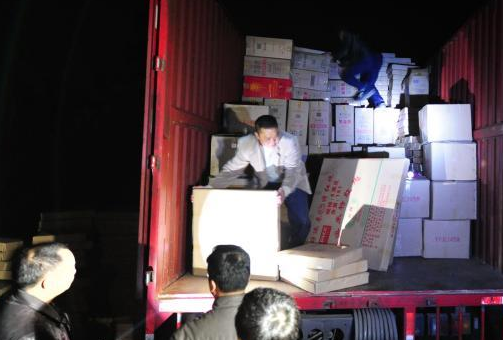 广东云浮市查获大宗非法运输劣质烟花爆竹案