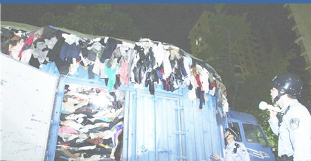 陆丰查获涉嫌走私韩文商标旧服装约10余吨