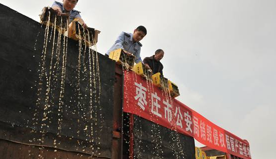 简易仓库里造出“世界名酒”，枣庄销毁现场令