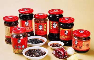 把照片作为商标的女人